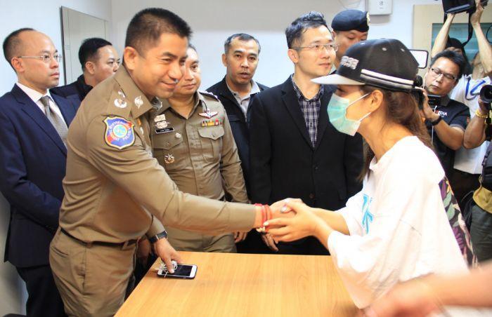▲女游客被救出之后的画面 图自泰国《民族报》