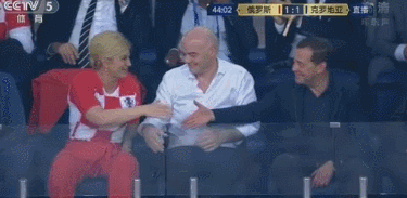 俄总理与克女总统6分钟2次握手!FIFA主席笑成一朵花