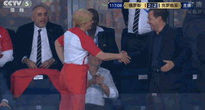 克罗地亚女总统兴奋起舞+主动握手 俄总理这脸色…