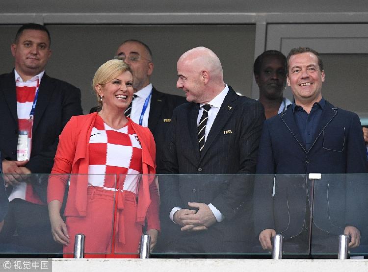 克罗地亚女总统兴奋起舞+主动握手 俄总理这脸色…