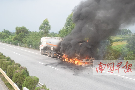 桂林一高速路上油罐车起火 导致交通堵塞