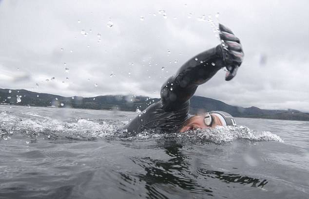 英国男子74天不上岸 打破长距离游泳世界纪录