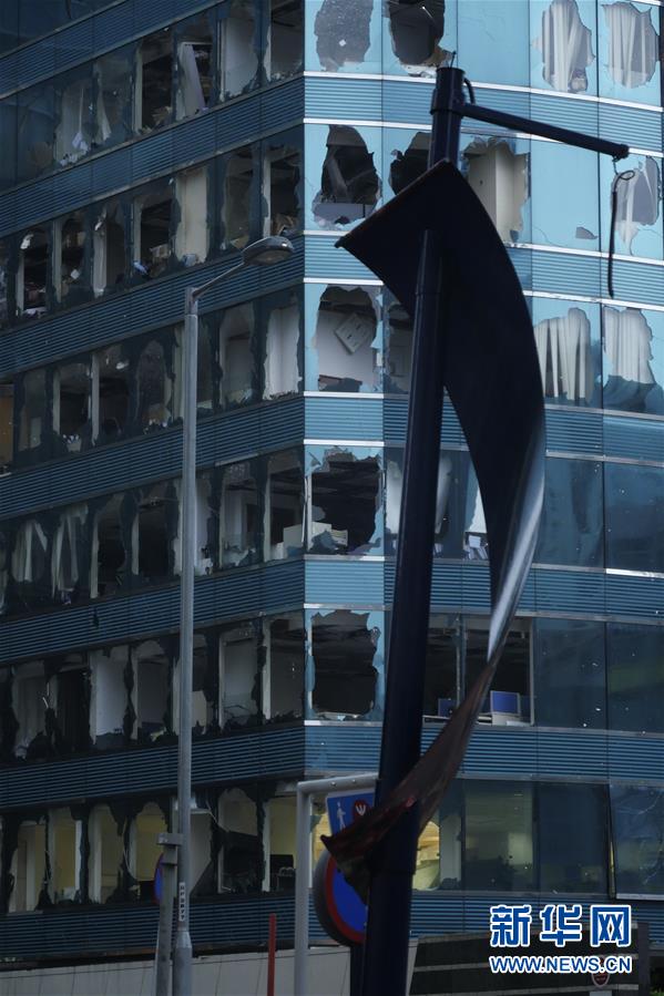 位于香港九龙半岛红磡海滨的一座写字楼，窗户玻璃破碎严重（9月16日摄）。 9月16日，台风“山竹”袭击香港，香港天文台发出最高级别的十号飓风信号。 新华社发（王申摄）3.jpg