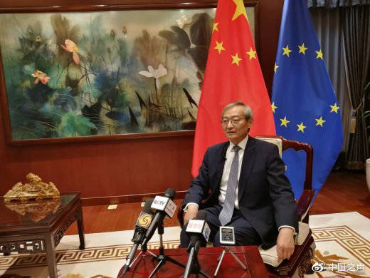 中国驻欧盟使团团长张明近日在布鲁塞尔接受中国媒体联合采访