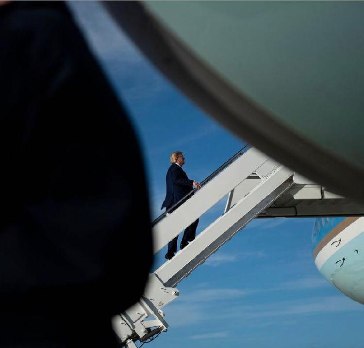 特朗普登上飞机舷梯。 法新社 图