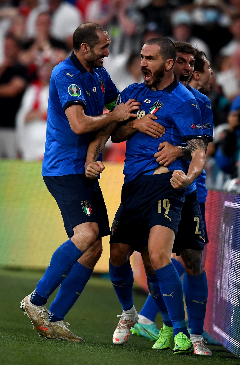 意大利球员庆祝进球。