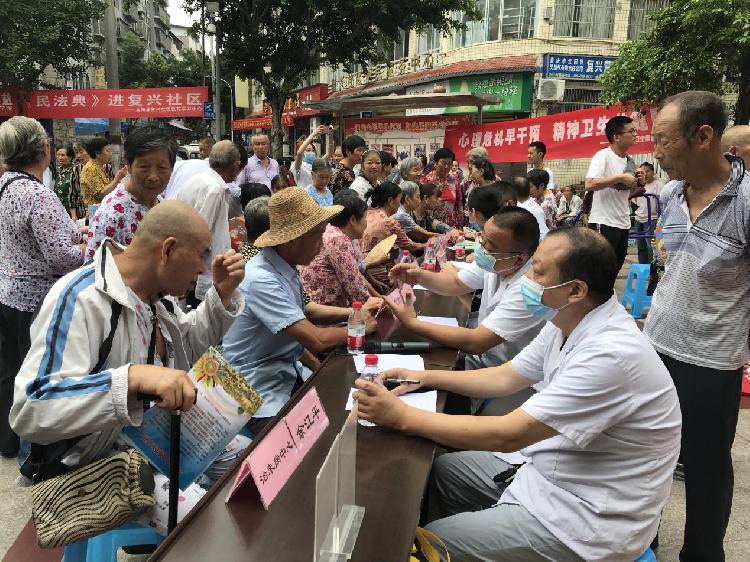 雲陽縣疾控中心,雲陽縣人民醫院,雲陽縣中醫院等單位先後走進寶坪鎮