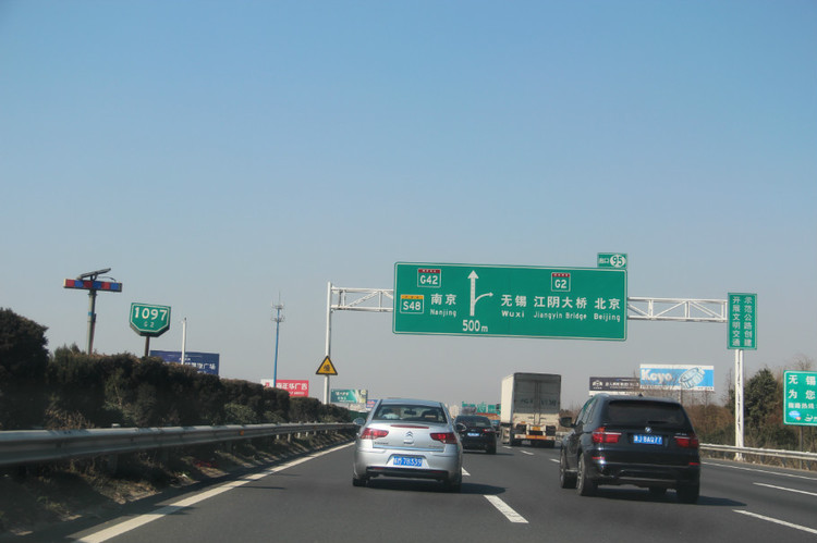 沪蓉高速长万段因边坡落石封闭施工请过往车辆减速