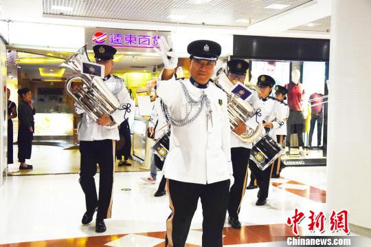 图为香港警察乐队指挥梁宝根警司。　钟欣　摄