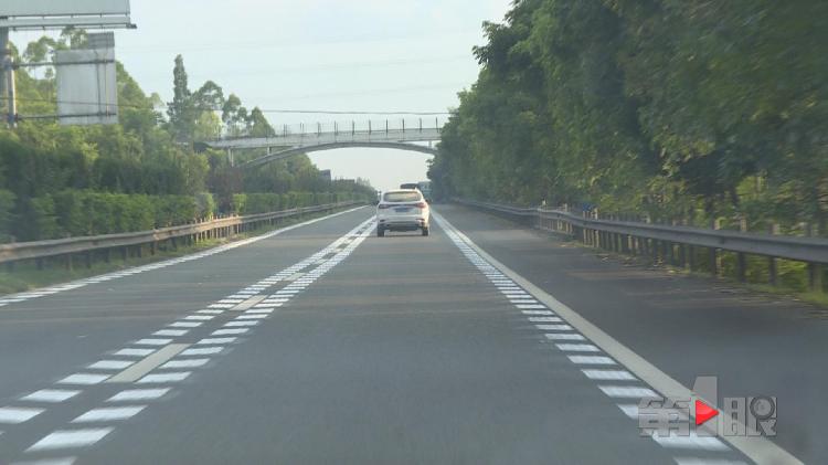 重庆高速公路新增纵向减速标线 会开车的也来涨涨姿势