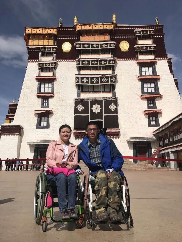 刘秀丽和刘林都是热爱生活的人，在朋友的帮助下，两个人登上了西藏布达拉宫，完成了多年的夙愿。.jpg