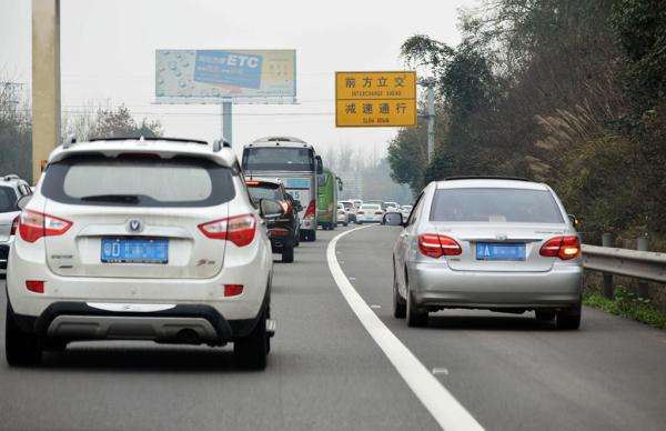 今天起　重庆开展为期一周的占用应急车道专项整治.jpg