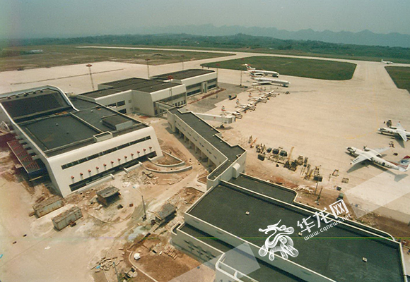 图10：重庆江北机场T1航站楼和跑道旧照。 重庆机场供图 华龙网发.jpg