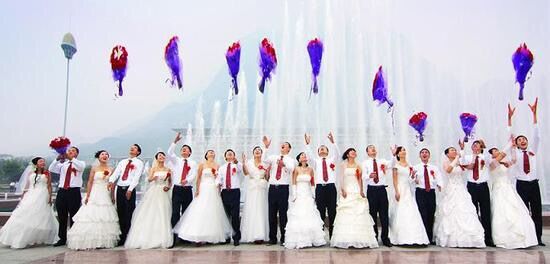 77对新人集体婚礼。 荣昌万灵古镇供图.jpg