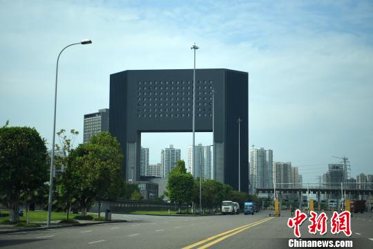 重庆一高楼的造型像“门”下半部分是空心