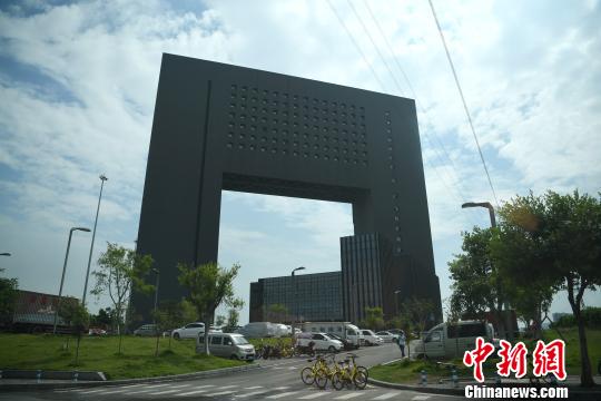 图为高楼修建的造型像“门”　陈超　摄
