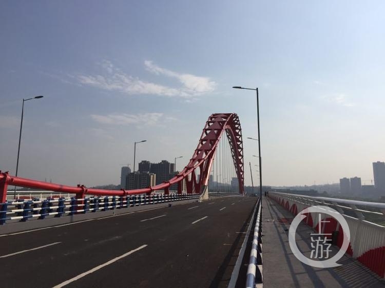 合川涪江四桥的桥拱为“龙骨”，已经涂上红色。（合川区建委供图）.JPG
