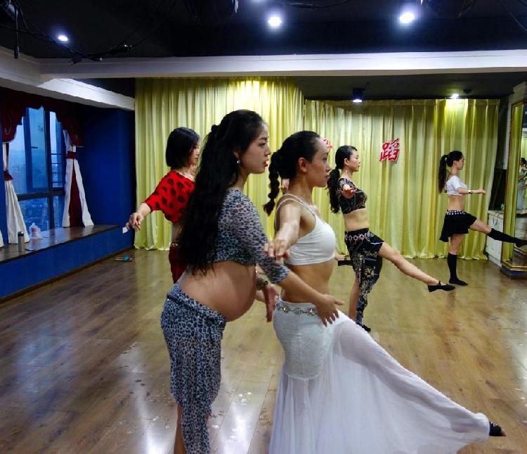 孕妇挺着大肚子跳舞图片