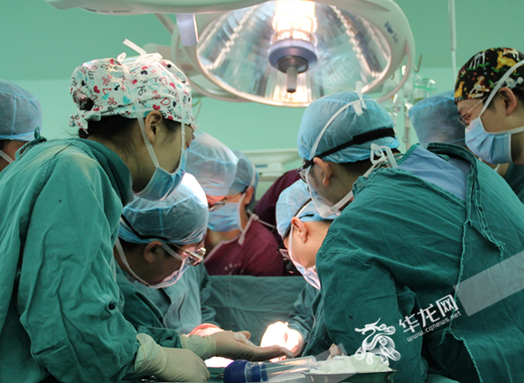自体肝移植手术进行程中。 儿童医院供图 华龙网发.jpg