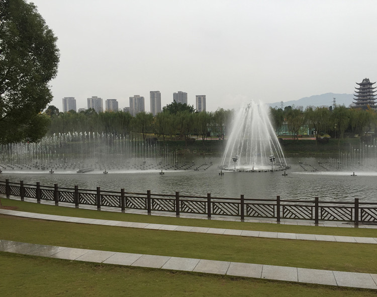 铜梁人民公园内的音乐喷泉与景观塔.JPG