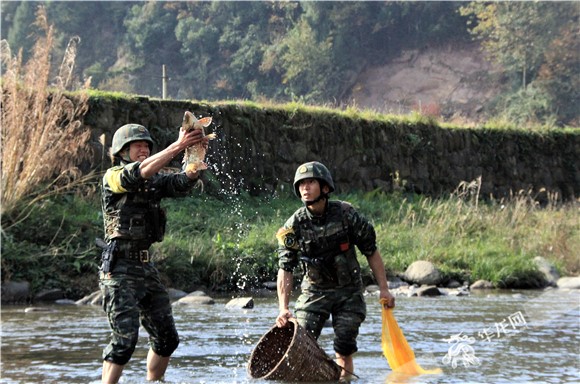 25野外生存训练之一，特战队员徒手抓鱼。李海林摄 华龙网发.JPG