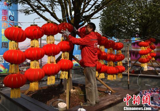 图为工人正在摆放制作好的大红灯笼。　周毅 摄