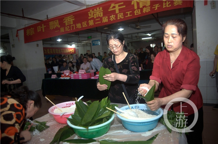 ,7，2010年6月11日，渝中区南纪门街道办在南纪门劳务市场举办包粽子比赛。.jpg