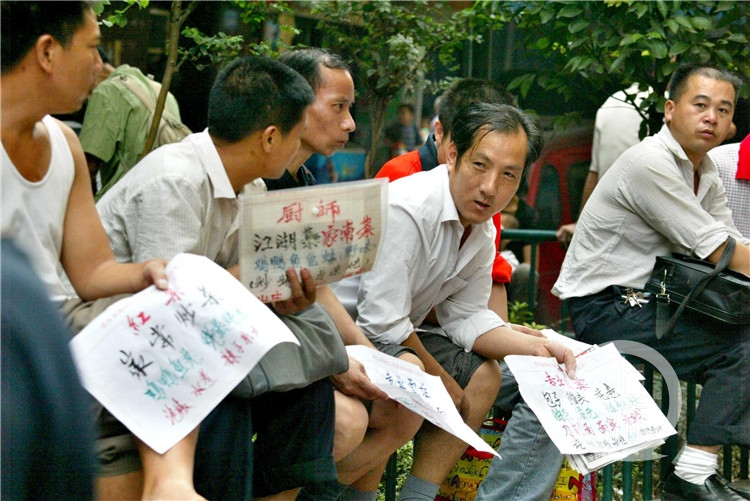 3，2007年9月4日，在南纪门劳务市场，农民工们正在等候雇工的老板。.jpg