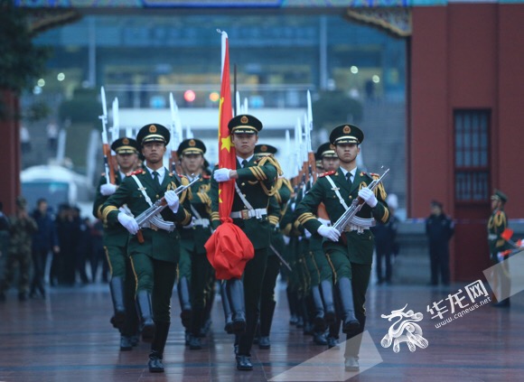 国旗护卫队迈着整齐的步伐走进人民广场。记者 李文科 摄.jpeg