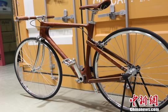 2017年，杨洋自主设计制作的自行车获德国红点奖“中国好设计”优胜奖。　王昊昊　摄
