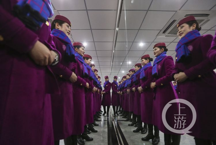 nEO_IMG_2018年1月12日，重庆客运段12楼形体室，车队形体老师正在调整动车乘务员的站姿.jpg