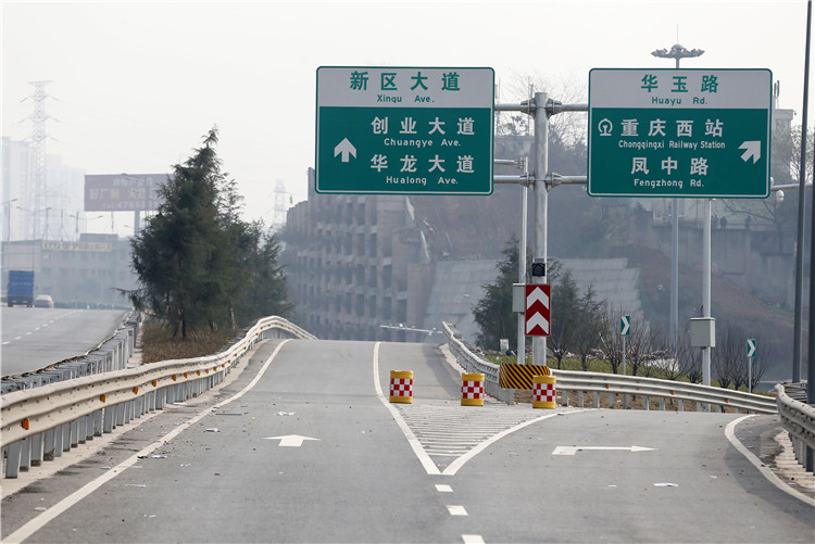 在距离西环互通约800米处为新建的凤中下道口，可以进入重庆西站南循环道，到达进站口2和车库。 (1).jpg