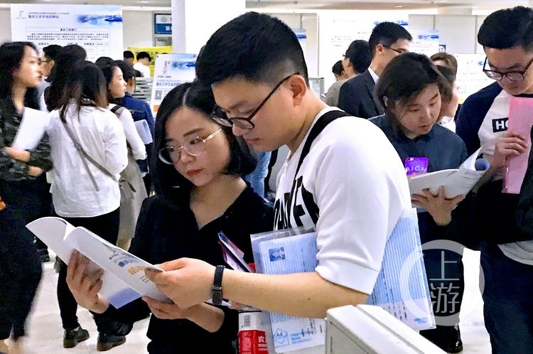 重庆大学举行紧缺人才招聘会 1800多名大学生