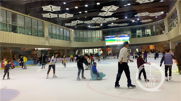 重庆室内滑冰场客流激增三倍