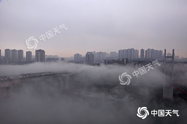 重庆今晨18区县大雾来袭 多个收费站入口关闭