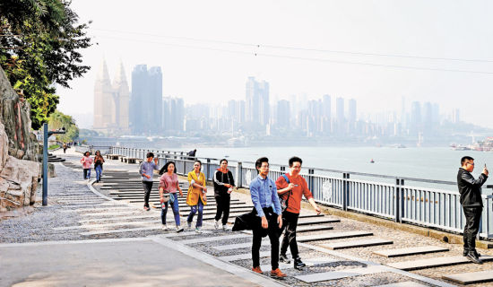 　　南滨路滨江步道龙门浩段景色吸引了众多游客。特约摄影 钟志兵