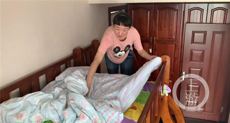 刘鸿雁在收拾儿子们的床铺.jpg