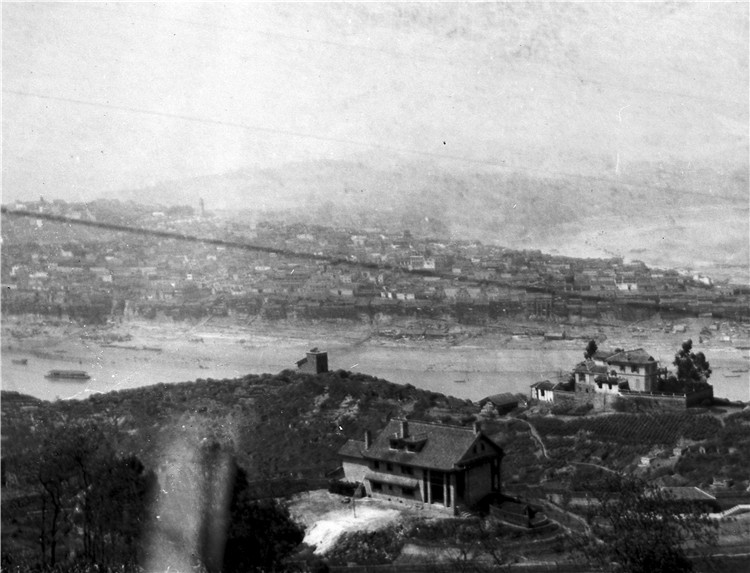 1.5-2.1930年代从南岸看重庆，图中房屋系加拿大教会医院，摄于1930年.jpg