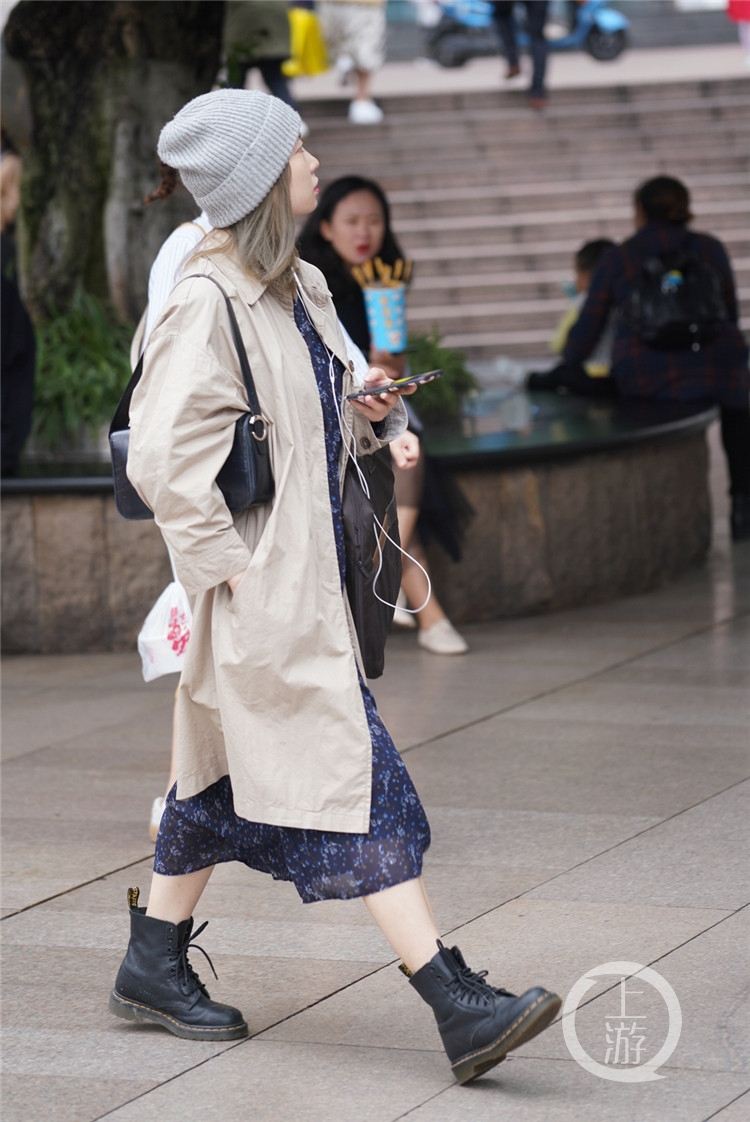 雨后初歇街头美女衣着厚了并五彩斑斓(3588639)-20191027174440.jpg