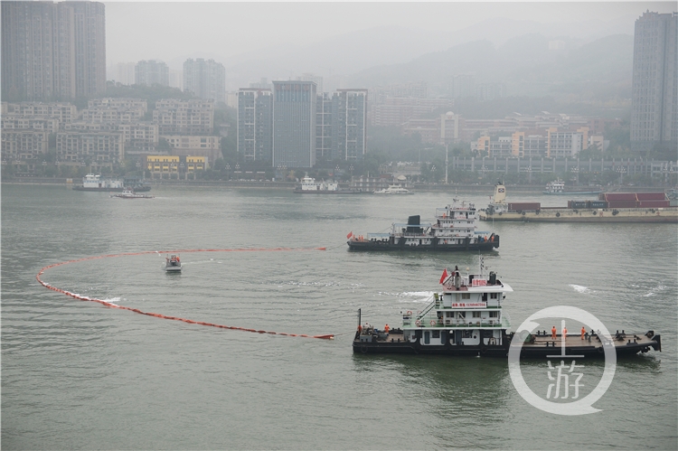 救援船只对江面污染物进行清理(3703612)-20191115220907_副本.jpg