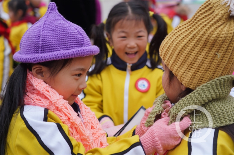 孩子们开心的试穿围巾和帽子(3933673)-20200101135603_副本.jpg