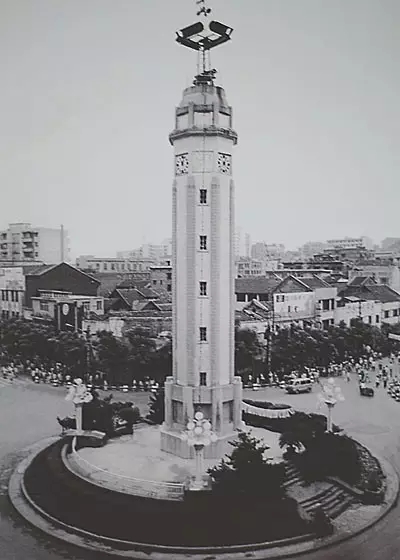 解放碑曾是山城最高的建筑物,小时候去解放碑一般都说进城,现在很多
