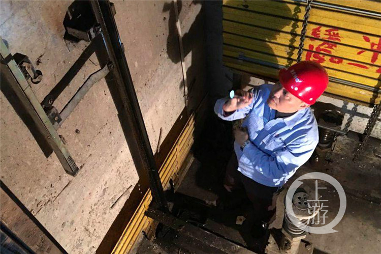检验人员检验电梯质量安全。(4405246)-20200331161216.jpg