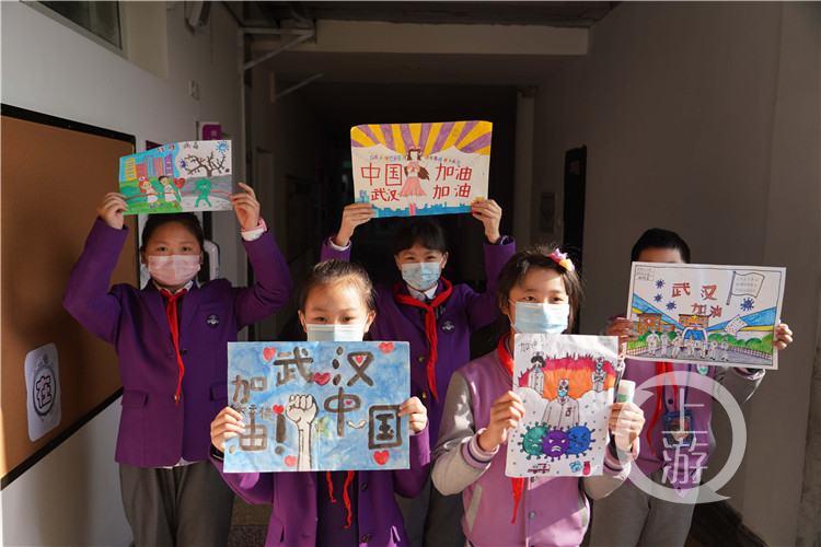 孩子们展示自己的抗疫画作(4528679)-20200427155247.jpg