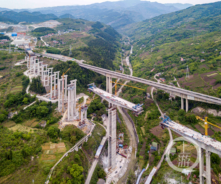 渝黔高速首座特大桥左幅架通地理环境差修桥的300吨钢筋工人背了3个月