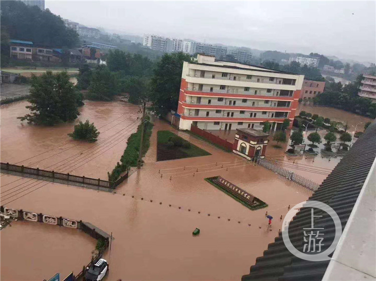 龙潭镇遭遇洪水%0A辅警“以背为桥”将8人从(4838543)-20200702180108.jpg