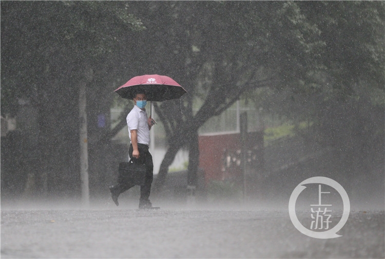 渝北新牌坊附近，市民在暴雨中前行。(4878464)-20200710180804_副本.jpg