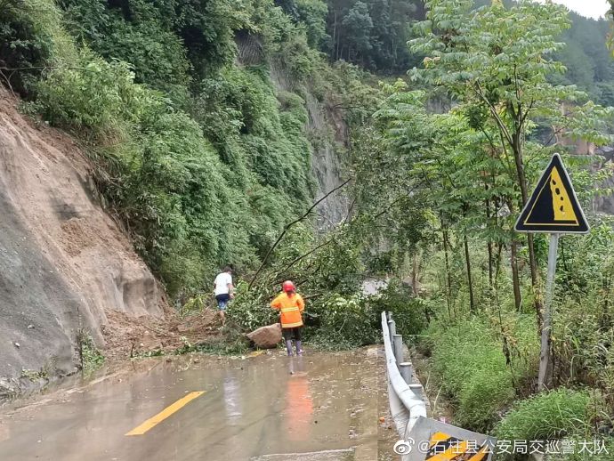 石柱这两处路段有滑坡和落石 请注意绕行 上游新闻汇聚向上的力量