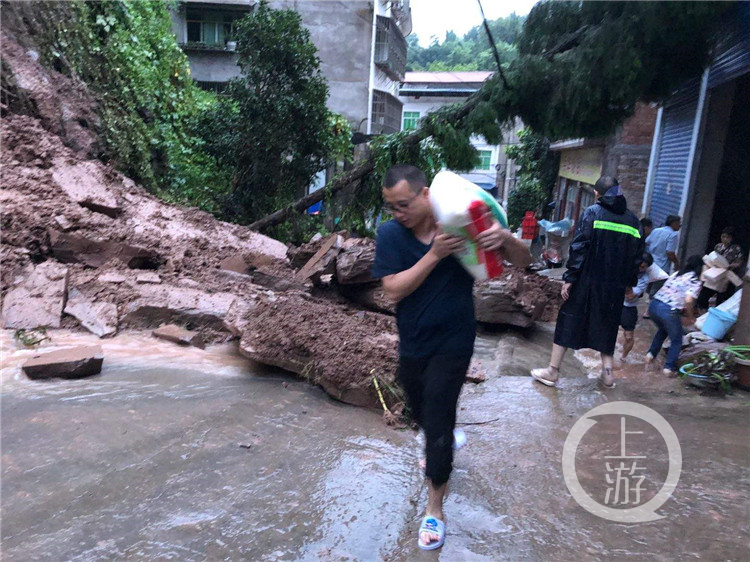 暴雨引发山洪致忠县三汇场镇被淹 (4902034)-20200715204739.jpg