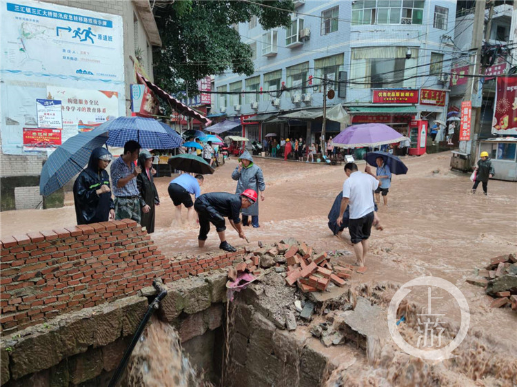 暴雨引发山洪致忠县三汇场镇被淹 (4902038)-20200715204744.jpg